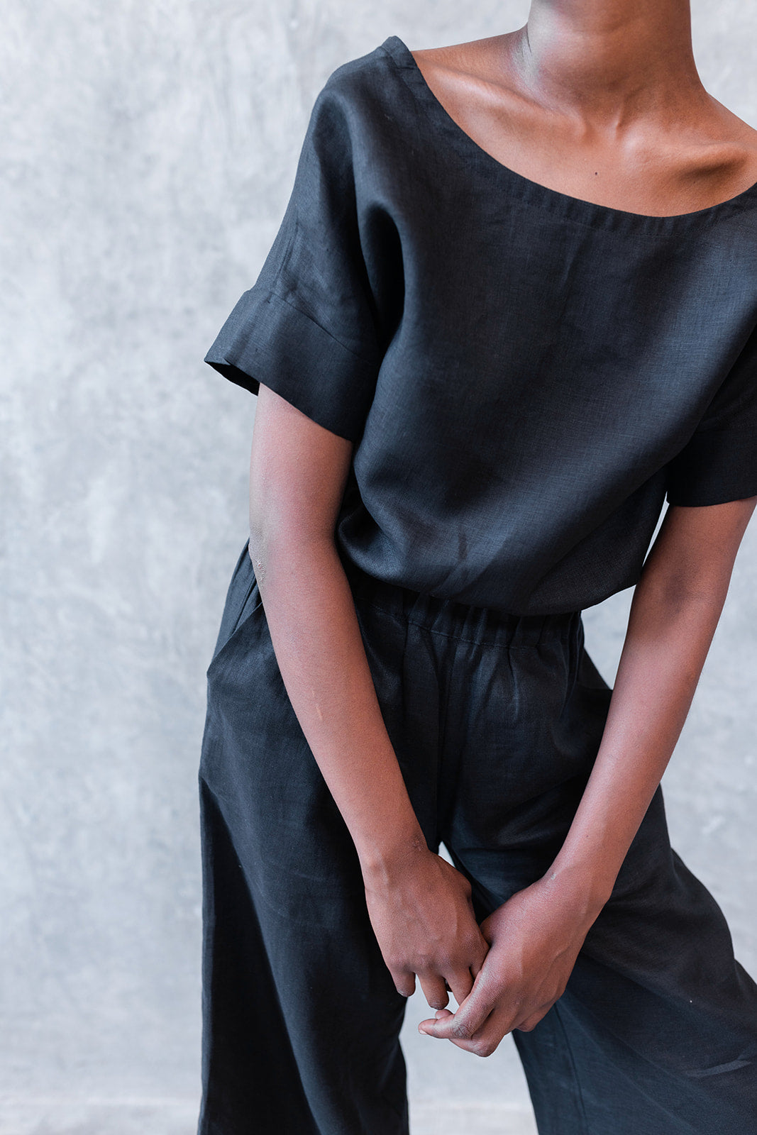 Linen V-Back Top Black